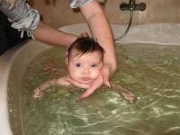 Водные виды спорта: Можно ли учить плавать ребенка которому 6 месяцев или уже поздно