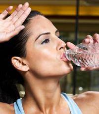 Фитнес и бодибилдинг: надо ли пить воду во время тренировок